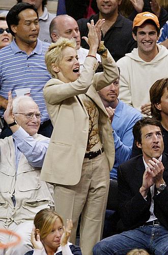 A atriz Sharon Stone vibra em um dos jogos das finais entre Detroit Pistons e Los Angeles Lakers, em 2004.