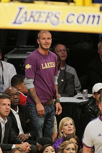 O jogador inglês David Beckham prestigia o jogo de basquete entre Boston Celtics e Los Angeles Lakers, em 2008.