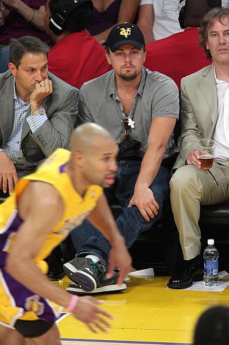 O ator Leonardo DiCaprio acompanha partida do Los Angeles Lakers, em 2009.