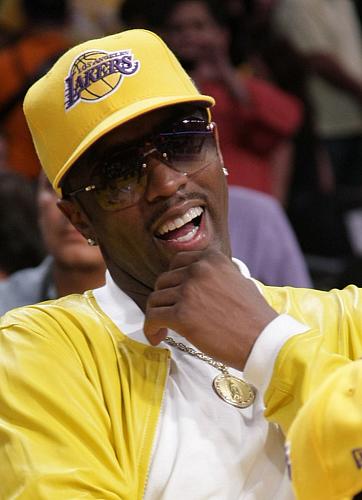 O rapper Puff Daddy confere o segundo jogo da final entre Orlando Magic e Los Angeles Lakers, em 2009.
