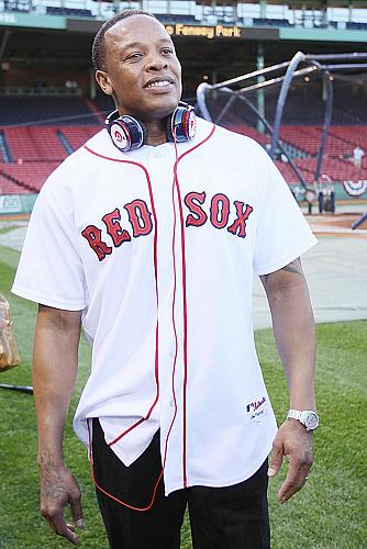 O produtor musical Dr. Dree visita o campo antes do jogo do Boston Red Sox.
