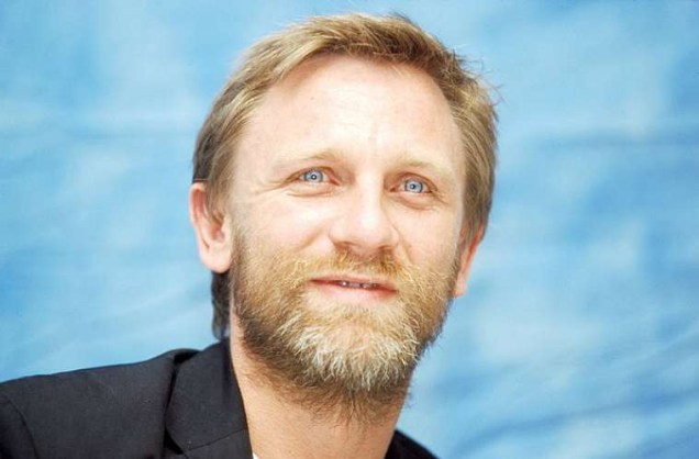 Em 2007, o James Bond Daniel Craig deixou a barba crescer para não ser reconhecido pelos fãs. Ele disse que queria andar pelas ruas normalmente Em 2007, o James Bond Daniel Craig deixou a barba crescer para não ser reconhecido pelos fãs. Ele disse que queria andar pelas ruas normalmente