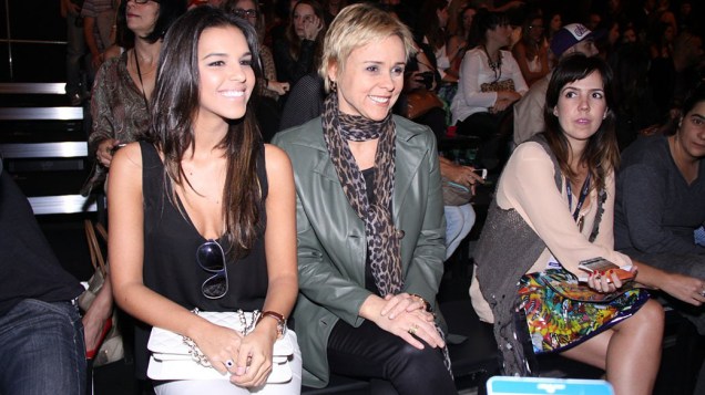 Mariana Rios e Giulia Gam acompanham os desfiles do Fashion Rio no Jockey Club