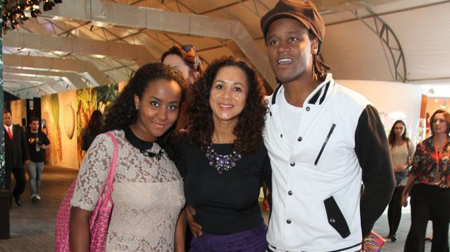 Tony Garrido curte com a família o primeiro dia do Fashion Rio
