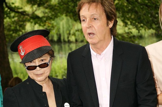 Yoko Ono e Paul McCartney participam do Meat Free Monday (segunda-feira sem carne), em julho deste ano.