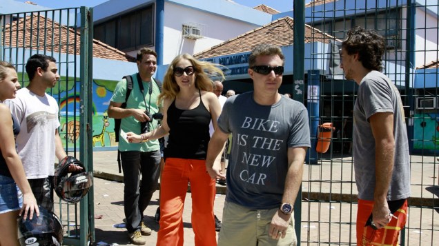Angelica acompanhada de Luciano Huck vota no Rio de Janeiro