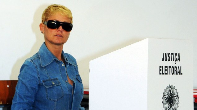 Xuxa vota na Barra da Tijuca