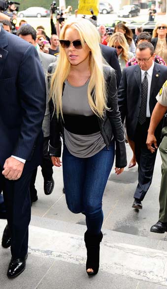 Lindsay Lohan se entregou vestindo jeans skinny, botas de salto alto, cinto largo e óculos escuros. Ela faltou às aulas de reeducação de consumo de álcool, que eram obrigatórias, como parte da pena que pagava em liberdade condicional. Ela foi pega dirigindo sob efeito de álcool e drogas em 2007.