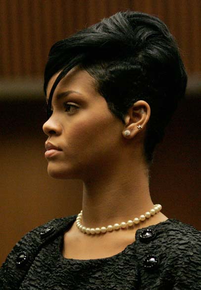 A cantora Rihanna vive de pernas e barriga de fora. Na hora do aperto, escolheu um elegante e senhorio colar de pérolas para comparecer ao julgamento de seu ex-namorado, o cantor Chris Brown, que a agrediu em fevereiro de 2009