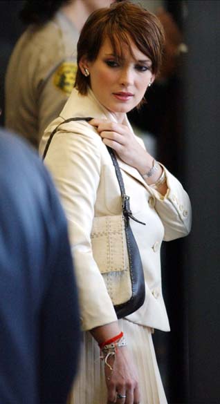 A atriz Winona Ryder optou pela discrição e elegância ao comparecer ao seu julgamento por furtar cerca de 5,5 mil dólares em mercadorias de uma loja de Los Angeles, em 2001  - Lucy Nicholson/Pool/Getty Images