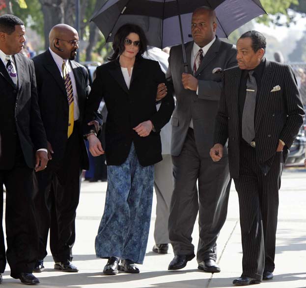 Hosrs-concours: em 2005, Michael Jackson chegou de pijama ao tribunal de Santa Barbara, na Califórnia. O astro respondia a uma acusação de pedofilia