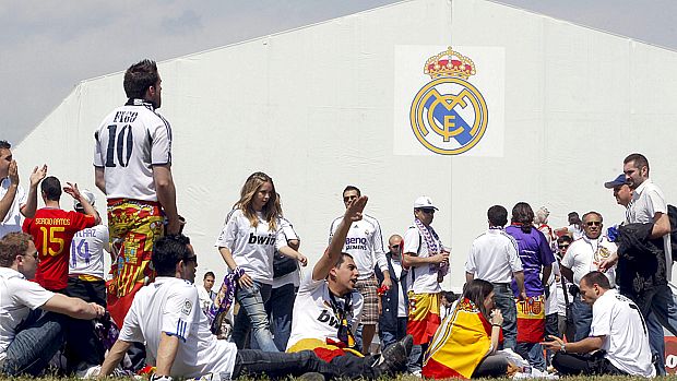 Fanáticos pelo Real Madrid fora do Estádio Mestalla, em Valência