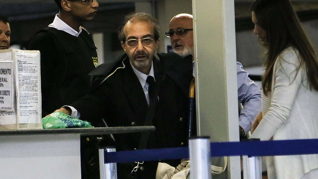 O ex-cirurgião plástico Farah Jorge Farah, acusado de matar e esquartejar a paciente e amante Maria do Carmo Alves em 2003, chega ao Fórum Criminal da Barra Funda, na zona oeste de São Paulo, SP, nesta terça-feira (13), para o segundo dia de julgamento