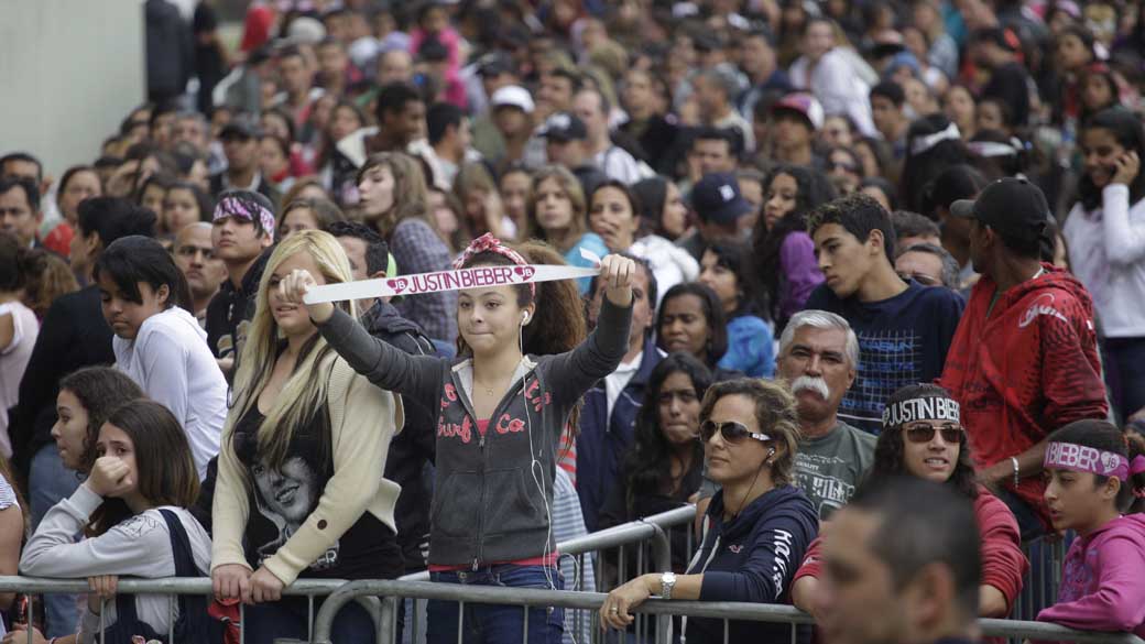 Fila para compra de ingresso do show do Justin Bieber no Estádio do Morumbi, São Paulo