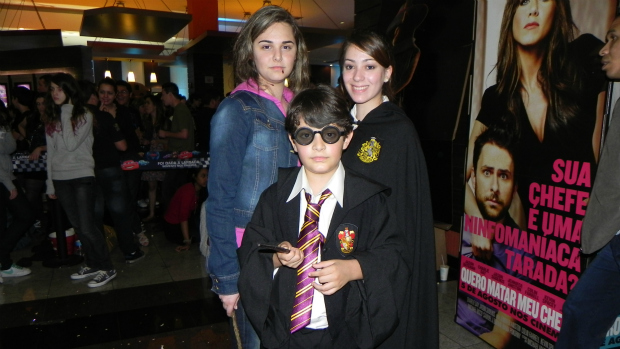 Tatiane Cappelari, Raíssa Marcondes e Murilo Moraes Meireles também foram fantasiados à pré-estreia de <em>Harry Potter e as Relíquias da Morte: Parte 2. </em>Para Tatiane, ir fantasiada faz com que ela se sinta parte da história de Harry Potter