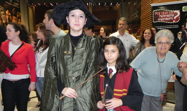 Simone e Bruna Leal, mãe e filha, também foram fantasiadas de Professora Minerva McGonagall e Hermione.