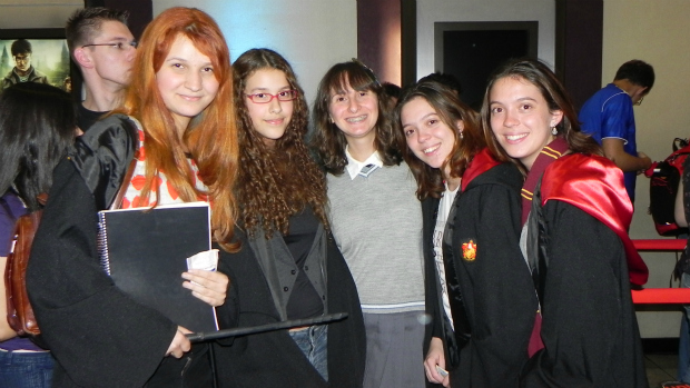 As amigas Clara Barreto, Marina Barreto, Ana Gasparetto, Marjorie Marin e Pollyana Marin cresceram junto com Harry Potter e foram à pré-estreia para se despedirem da saga
