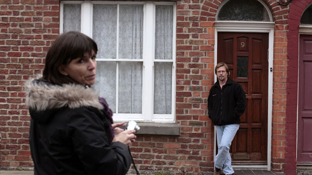 Fãs tiram foto em frente à casa onde nasceu o beatle Ringo Starr, em Liverpool
