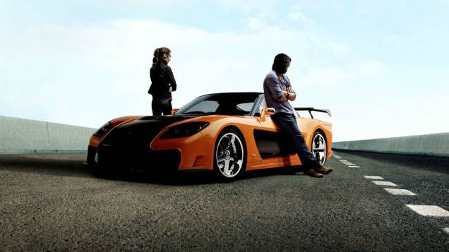 Han (Sung Kang) e Mia (Jordana Brewster) ao lado de um Mazda RX7, um dos nipônicos do filme