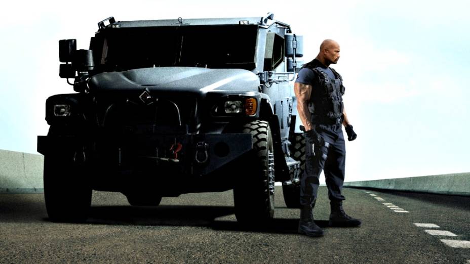 Luke Hobbs (Dwayne Johnson) e seu brutamontes Navistar MXT-MVA