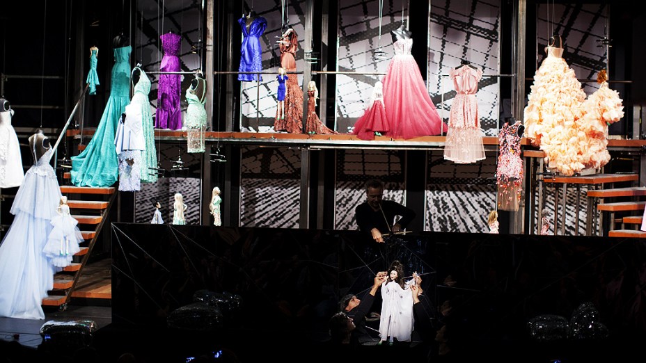 Marionetes vestidas com as roupas da marca FH por Fause Haten, coleção Primavera-Verão 2013/14, em desfile da São Paulo Fashion Week (SPFW) no teatro da Fundação Armando Alvares Penteado (Faap), na zona oeste da capital, nesta quarta-feira (20)