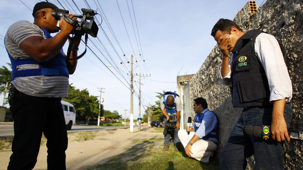 Favela de Antares: Ernani Alves, repórter da Band (dir.), que estava com o colega de trabalho, o cinegrafista Gelson Domingos, minutos antes dele ser baleado