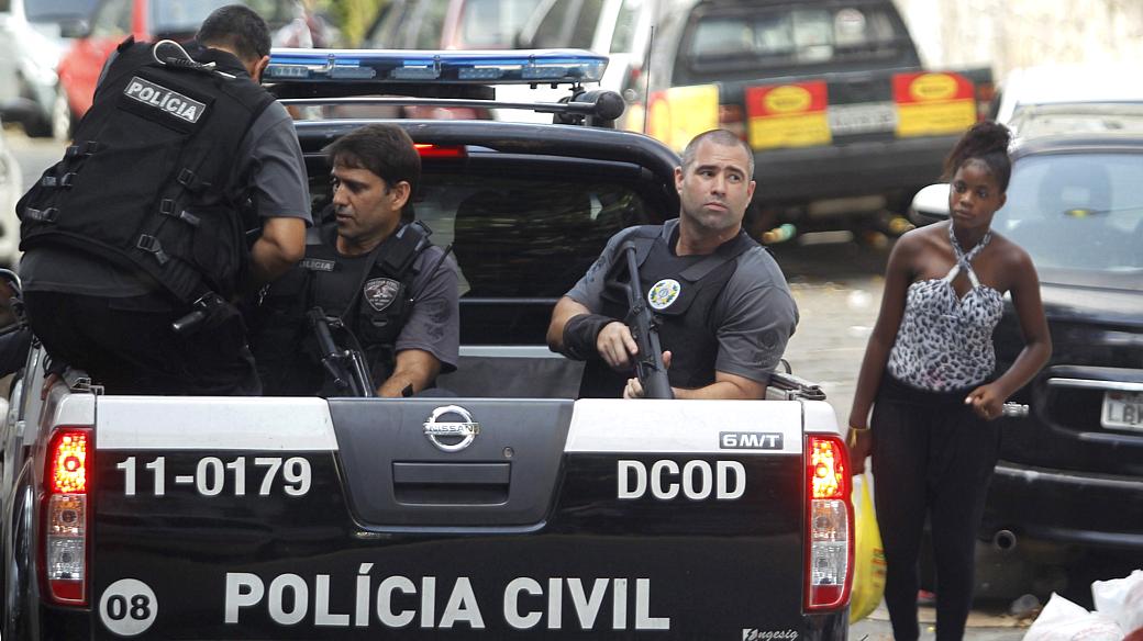 Upps Enfrentam Resistência De Traficantes No Rio Veja