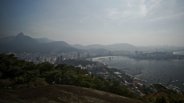 Vista do alto da Pedra do Urubú, entre as comunidades de Chapéu Mangueira e Babilônia, no Rio de Janeiro