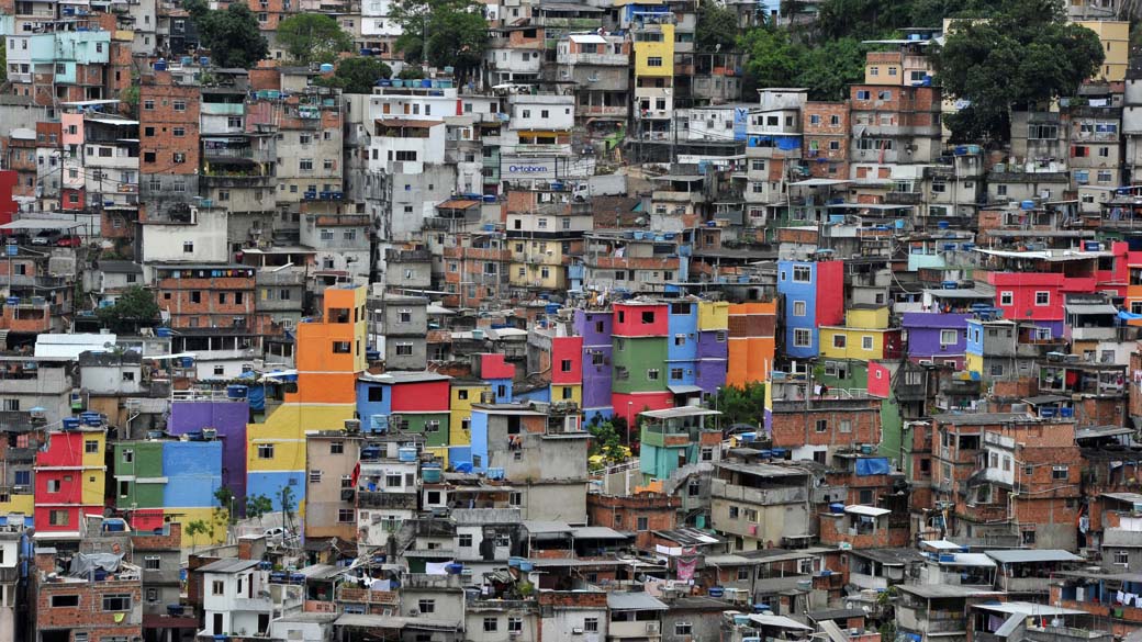Desde a pacificação da Rocinha, muitas casas foram pintadas em cores vibrantes