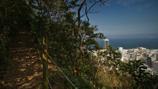 Vista privilegiada de toda a orla de Copacabana, na trilha do Morro da Babilônia