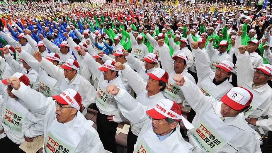 Milhares de fazendeiros participam de manifestação em Tóquio, no Japão, contra a implantação de um pacto de livre comércio