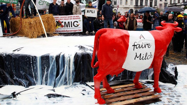 Produtores derramam leite em protesto na Bélgica