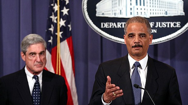 Promotor-geral Eric Holder e diretor do FBI Robert Mueller anunciam vitória