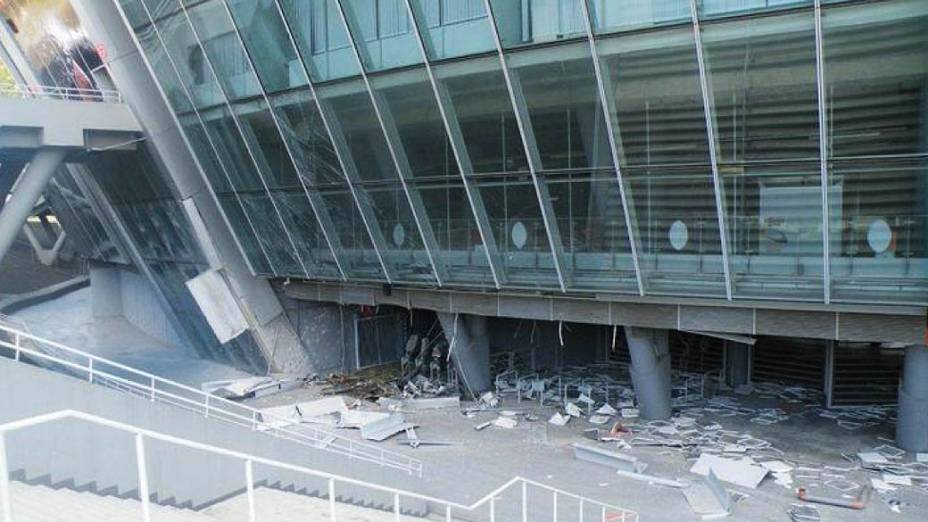 O estádio do Shakhtar Donetsk, a Donbass Arena, foi atingido por bombas na Ucrânia