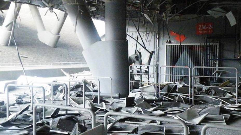 O estádio do Shakhtar Donetsk, a Donbass Arena, foi atingido por bombas na Ucrânia