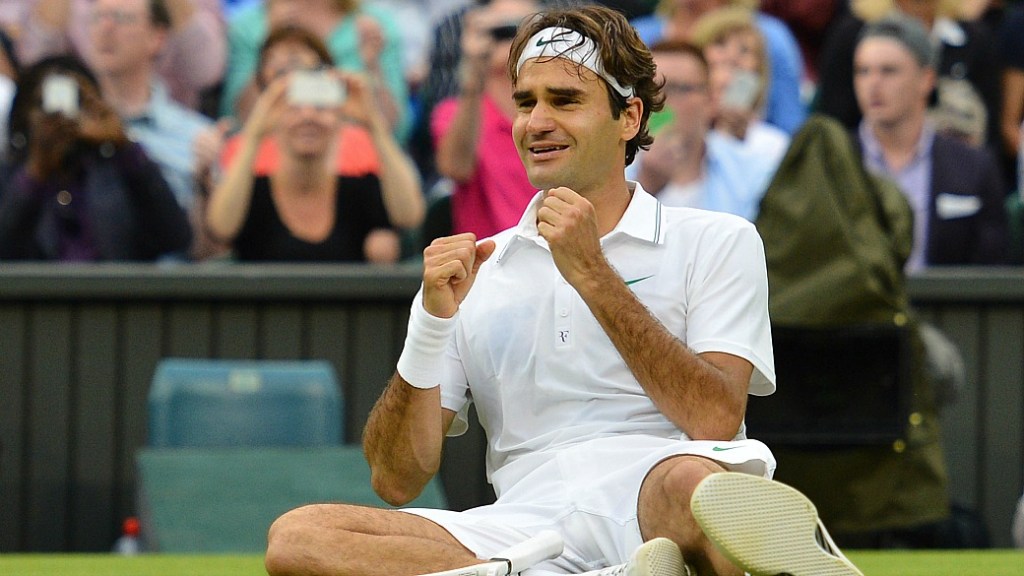 O suíço Roger Federer comemora a vitória do heptacampeonato do torneio de Wimbledon com uma vitória de virada sobre o britânico Andy Murray
