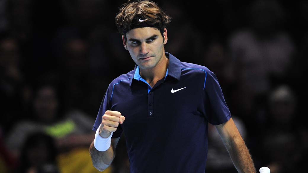 Roger Federer da Suiça comemora vitória de partida contra Rafael Nadal da Espanha na final do torneio mundial ATP em Londres, na Inglaterra