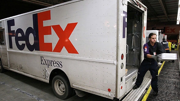 Furgão da empresa de logística FedEx