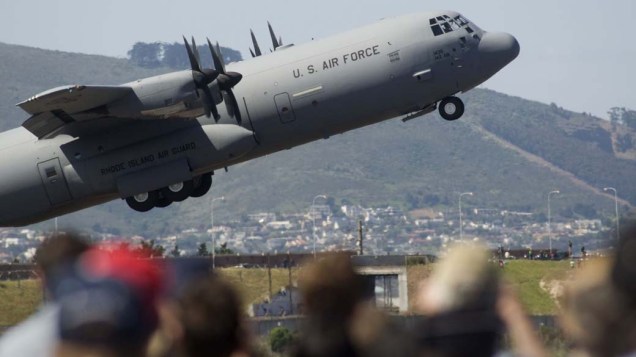Um avião da Força Aérea americana participa de evento aeronáutico na Cidade do Cabo, na África do Sul