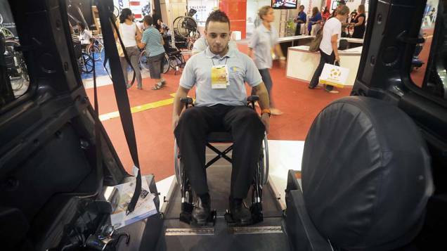 Carro adaptado para cadeira de rodas na feira Reatech, em São Paulo
