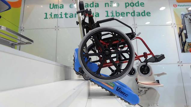 Cadeira de rodas que desce escada é exibida na feira Reatech, em São Paulo