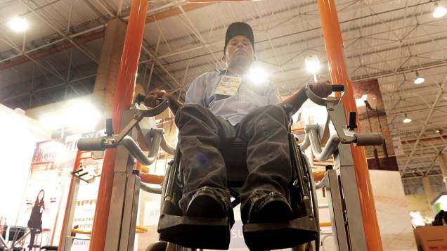 Galdino Ferreira experimenta equipamento de musculação para pessoas com deficiência