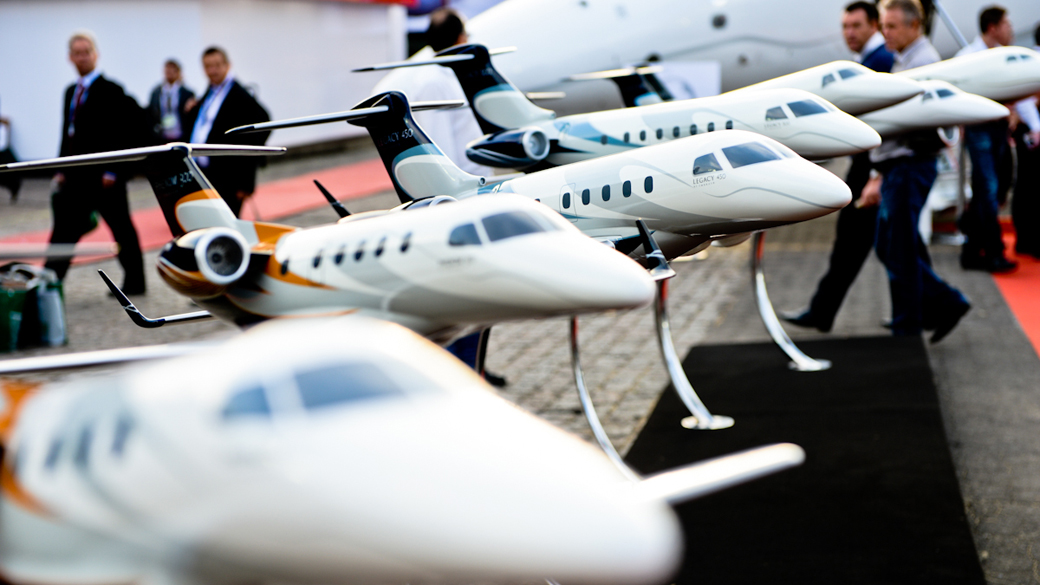 Miniaturas de modelos das aeronaves Legacy da Embraer