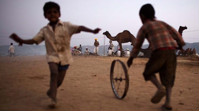 Crianças brincam durante feira de camelos em Pushkar, Índia