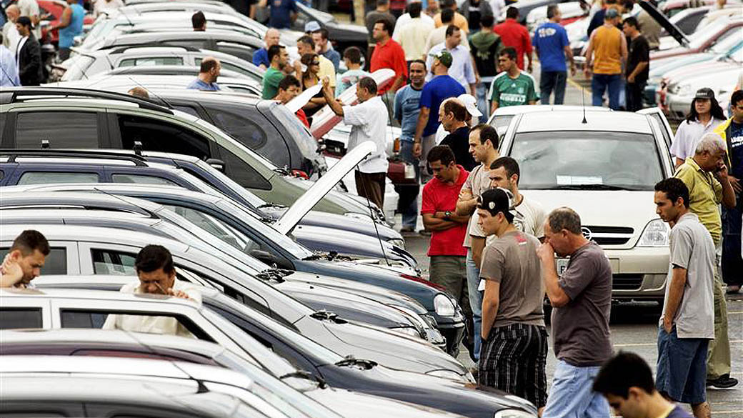 Compradores olham carros usados em feira de automóveis, em São Paulo