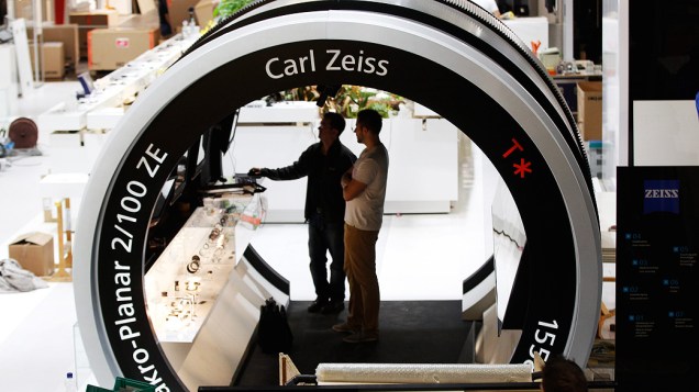 Funcionários preparam stand da Carl Zeiss para a maior feira de fotografia do mundo, a Photokina, em Colônia, Alemanha