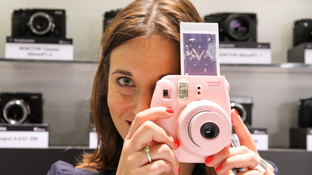 Câmera Instax Mini 8 da Fuji em exposição na Photokina 2012, Colônia, Alemanha