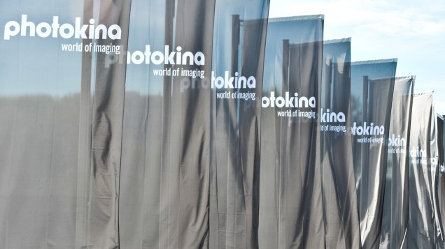 Bandeiras da entrada sul do pavilhão onde se realiza a Photokina, a maior feira de fotografia do mundo, em Colônia, Alemanha