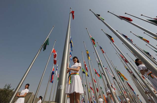 Anfitriãs hasteiam bandeiras dos 150 países participantes da feira.
