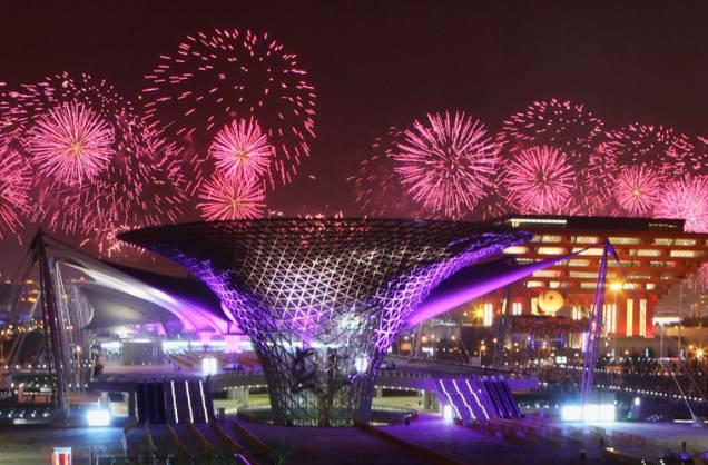 Fogos de artifício iluminam o céu de Xangai durante a cerimônia de abertura.